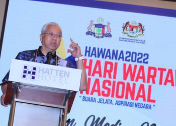 ANNUAR Musa bercakap kepada pemberita selepas menyampaikan ucapan penutupan Forum Media Nasional sempena Hawana 2022 di Hotel Hatten, Banda Hilir, Melaka. - UTUSAN/RASUL AZLI SAMAD