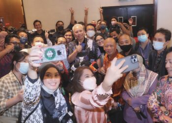 ANNUAR Musa (tengah) bergambar bersama wartawan yang bertugas selepas majlis penutup Forum Media Nasional sempena Hawana 2022 di Hotel Hatten, Banda Hilir, Melaka. - UTUSAN/RASUL AZLI SAMAD