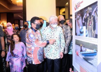 ISMAIL SABRI Yaakob (dua dari kanan) hadir melawat pameran di Majlis Kemuncak Sambutan Hawana di Hotel Hatten, Banda Hilir Melaka. Turut hadir Ketua Menteri Melaka, Datuk Seri Sulaiman Md Ali (tiga dari kanan), Menteri Komunikasi dan Multimedia, Tan Sri Annuar Musa (kanan) dan Senator Ras Adiba Radzi. - UTUSAN/RASUL AZLI SAMAD