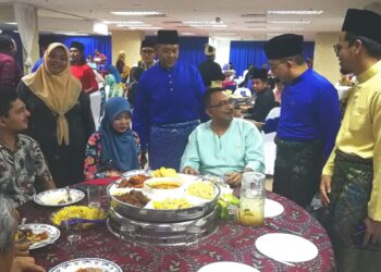MOHD. Al-Hafizi Abu Bakar (dua dari kanan) bermesra dengan tetamu pada Majlis Ramah Mesra Aidilfitri MAYC di Shah Alam. - UTUSAN/ABDUL RAZAK IDRIS