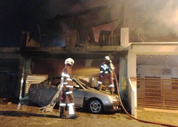 KEADAAN rumah dan sebuah kereta Waja yang terbakar dalam satu kejadian dekat Taman Gembira di Klang, Selangor, awal pagi tadi.