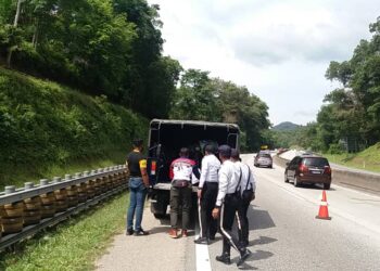 MANGSA diangkat ke atas kenderaan polis untuk dihantar ke hospital dalam kemalangan maut membabitkan dua buah motosikal di Kilometer  57.5, Lebuh Raya Karak-Kuala Lumpur di Bentong, Pahang. - FOTO/IHSAN IPD BENTONG