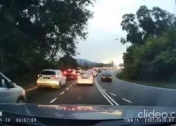 TANGKAP layar dashcam menunjukkan kereta BMW dipandu secara berbahaya di Jalan Batu Arang- Rawang, Selangor.