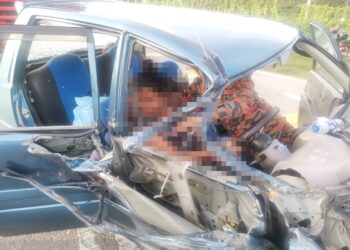 BOMBA cuba mengeluarkan seorang wanita yang tersepit dalam kereta ketika nahas membabitkan dua kenderaan di Merlimau.