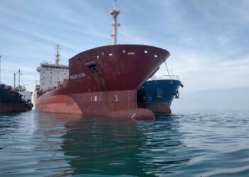 TIGA kapal tangki yang melakukan operasi pemindahan minyak secara haram di perairan Johor Timur, Kota Tinggi di sini.