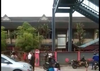 PELAJAR tingkatan dua terjatuh dari jejantas yang menghubungan dua blok akademik di sekolahnya di Kemaman, hari ini.