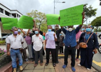 SEBAHAGIAN penduduk Kampung Paya, Teluk Kumbar, Pulau Pinang mengadakan bantahan aman bagi membantah arahan pengosongan rumah mereka di hadapan bangunan DUN di Georgetown hari ini.