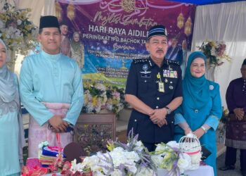 MUHAMAD Zaki Harun (tiga kiri) pada majlis sambutan Hari Raya Aidilfitri Peringkat Ibu Pejabat Polis Daerah (IPD) Bachok di Balai Polis Jelawat hari ini. - UTUSAN/TOREK SULONG