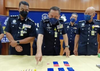 MUHAMAD Zaki Harun (dua dari kiri) menunjukkan dadah pada sidang media di IPK, Kota Bharu, hari ini. - UTUSAN/ROHANA MOHD. NAWI