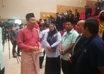 MOHD. Zawawi Ahmad Mughni (dua kiri) dan Zainor Rashid Hassin (kiri) bermesra dengan pengamal undang-undang selepas perasmian Majlis Penutup Konvensyen Perundangan Jenayah Syariah Negeri Selangor di Masjid Sultan Salahuddin Abdul Aziz Shah di Shah Alam, Selangor, hari ini. - UTUSAN/ABDUL RAZAK IDRIS