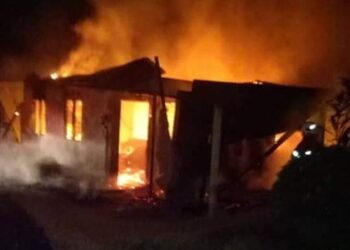 SEBUAH rumah Projek Perumahan Rakyat Termiskin milik Muhamad Azli Ahmad musnah dalam kejadian kebakaran di Kampung Bukit Betong di Lipis, Pahang. - FOTO/IHSAN BALAI BOMBA KUALA LIPIS