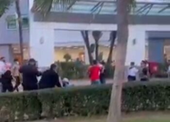 ANGKAP layar pergaduhan antara orang awam dan pengawal keselamatan di Hospital Sultan Haji Ahmad Shah (Hoshas) di Temerloh, Pahang.