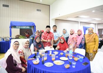 FATHUL Bari Mat Jahya beramah mesra bersama tetamu pada Majlis Ramah Mesra Aidilfitri Perbadanan PR1MA Malaysia (PR1MA) di Dewan 2020, Kangar, Perlis semalam.- UTUSAN