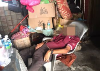 LELAKI warga emas ditemukan mati di tandas awam, Gerai Rakyat 1Malaysia, Jalan Wah Keng Jooi, Teluk Intan semalam. - UTUSAN/IHSAN PDRM