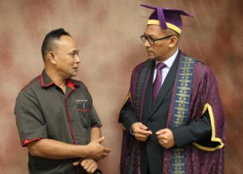 DR. FAISAL RAFIQ Mahamd Adikan (kanan) beramah mesra dengan Ashri Haya yang dijemput khas ke Dewan Tuanku Syed Putra, USM Pulau Pinang selepas membantu seorang graduan yang terkandas dalam kesesakan di Jambatan Pulau Pinang menghadiri Upacara Konvokesyen ke-59 USM baru baru ini.