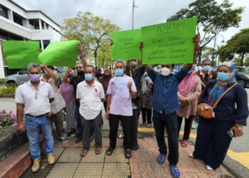 KUMPULAN penduduk Kampung Paya, Teluk Kumbar, Pulau Pinang yang terdiri daripada golongan nelayan dan ibu tunggal antara yang mengadakan bantahan aman di luar dewan sidang DUN di Georgetown, Isnin lalu bagi membantah arahan pengosongan kediaman mereka sehingg pertengahan bulan depan.
