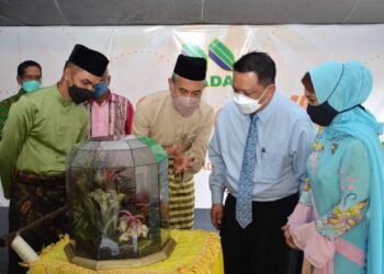 TUANKU Syed Faizuddin Putra Jamalullail dan Tuanku Hajah Lailatul Shahreen Akashah Khalil serta Zairizal Zainon pada Majlis Erat Syawal Mada Wilayah 1 di pejabat agensi itu di Behor Temak, Kangar, Perlis hari ini.- UTUSAN