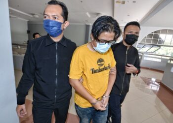 MOHD. Syafeq Mokhtar di bawah Mahkamah Sesyen Seremban hari ini bagi didakwa atas pertuduhan menyalah guna kuasa sebagai Setiausaha Jawatankuasa Tender Felda.-UTUSAN/MOHD. SHAHJEHAN MAAMIN.