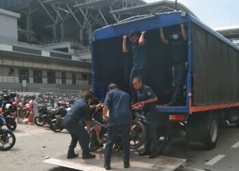 ANGGOTA penguat kuasa MBJB menyita motosikal yang diletakkan di tempat awam di sekitar pusat bandar Johor Bahru.