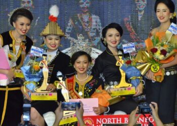 FRENERIETTA Sobitun (tengah) dinobatkan sebagai Unduk Ngadau Kaamatan 2022 di Hongkod Koisaan, KCDA Penampang semalam.