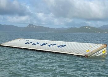 SEBAHAGIAN kontena yang terapung setelah terjatuh dari sebuah baj di Thailand sebelum hanyut ke perairan Langkawi, Kedah. - JABATAN LAUT MALAYSIA