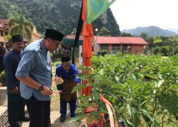 MOHD. Syahbuddin Hashim (kiri) merasmikan Projek Agro School di SK Lepan Jaya, Gua Musang, Kelantan. - UTUSAN/AIMUNI TUAN LAH