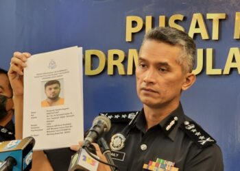 MOHD. Shuhaily Mohd. Zain menunjukkan gambar seorang suspek yang masih diburu berkait kes serangan ke atas M. Ramachandran dalam sidang akhbar di IPK Pulau Pinang, di Georgetown hari ini.