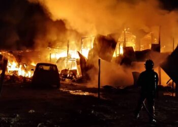 SEBUAH rumah di Kampung Haji Mohd Shariff, Meru terbakar pada awal pagi tadi.