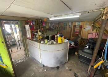 DUA lelaki yang berselindung disebalik perniagaan bengkel besi dan kayu untuk mengedar dadah ditahan di Jalan Syed Alwi, Batu 1, Kangar, Perlis semalam.