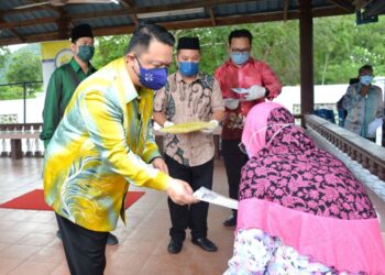 TUANKU Syed Faizuddin Putra Jamalullail pada majlis penyampaian sumbangan bantuan ribut kepada 60 mangsa di Masjid Al-A'la Behor Temak, Kangar, Perlis hari ini.