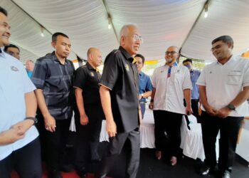 MAHDZIR Khalid (tengah) ketika hadir pada perasmian sambutan Jubli Emas Kejora di Pantai Tanjung Balau, Bandar Penawar di Kota Tinggi, hari ini. - UTUSAN/MASTURAH SURADI