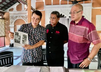 NIK Ahmed Mazlan Nik Mahidin (kiri) menunjukkan gambar masjid ikonik sambil diperhatikan Nik Ahmed Mazrie Nik Mahidin (tengah) dan Wan Azlan Wan Jaafar (kanan) ketika ditemui pemberita di Kota Bharu, semalam. - UTUSAN/ROSLIZA MOHAMED