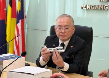 WEE Ka Siong menunjukkan model pesawat laut keluaran Delta Aeorospace, LA-8.