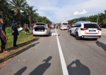 KEADAAN mangsa selepas dilanggar sebuah lori ketika mahu menukar tayar di bahu jalan di di kilometer 11.5 Jalan Kuala Selangor-Kuala Lumpur, Bukit Rotan, di Kuala Selangor, Selangor, semalam.