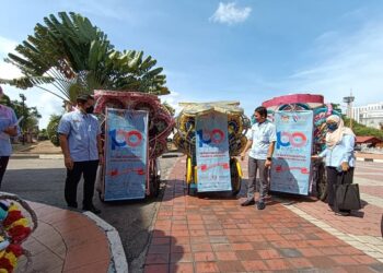 MOHD. Firdaus Shaari (dua dari kanan) melihat poster HKN Peringkat Negeri Melaka yang akan diadakan di Banda Hilir, Melaka pada 10 hingga 12 Jun ini. - UTUSAN/MUHAMMAD SHAHIZAM TAZALI