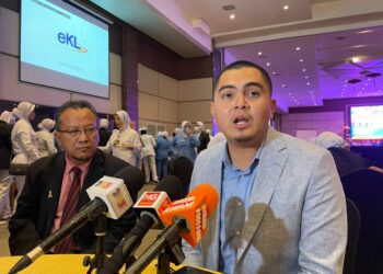 MUHAMAD AKMAL Saleh bercakap kepada pemberita dalam sidang akhbar di Bukit Katil, Ayer Keroh, Melaka. - UTUSAN/DIYANATUL ATIQAH ZAKARYA