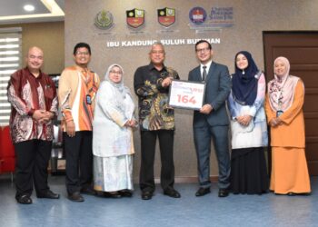 MD. Amin Md. Taff (tengah) bersama Jawatankuasa Pengurusan Universiti  di Bangunan Canselori Kampus Sultan Abdul Jalil Shah UPSI di Tanjung Malim - UTUSAN/UPSI