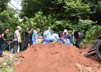 KERJA-KERJA penggalian dan pemindahan kubur lama di atas bukit di Kampung Aur, Bukit Ibam di Rompin, Pahang dilakukan oleh Jabatan Agama Islam Muadzam Shah dengan kerjasama Jabatan Forensik Hospital Tengku Ampuan Afzan, Kuantan. - UTUSAN/ DIANA SURYA ABD WAHAB