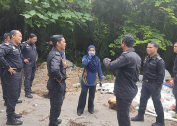UMMI KALTHUM Shuib dan pasukan SWCorp ketika meninjau situasi lokasi sampah haram di sempadan Putrajaya semalam. - SWCORP WILAYAH PERSEKUTUAN