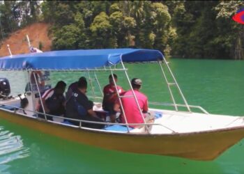PENYELIDIK sedang melakukan pensampelan kualiti air di Tasik Kenyir bagi membantu penternak meningkatkan pengeluaran makanan ikan. - Foto ihsan FRI