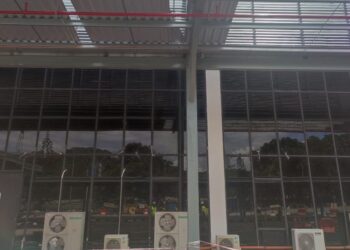 LOKASI kejadian seorang lelaki tempatan maut selepas terjatuh ketika menjalankan kerja-kerja pemasangan bumbung di kawasan tapak pembinaan tempat meletak bas di sebuah kilang elektronik di Bayan Lepas, Pulau Pinang kelmarin.