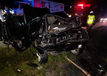 KEADAAN kereta Proton Iswara yang remuk teruk setelah terlibat kemalangan di Kilometer 310.4, Lebuh Raya Utara-Selatan arah selatan, Kampar awal pagi tadi. - UTUSAN/IHSAN PDRM