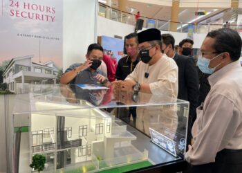 SULAIMAN Md. Ali (tengah) mendengar penerangan daripada salah satu pemaju yang mengambil bahagian dalam Ekspo RMM yang dianjurkan di Dataran Pahlawan, Banda Hilir, Melaka. - UTUSAN/DIYANATUL ATIQAH ZAKARYA