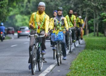 AHLI Kelab Basikal Tuo Soghomban (KBTS) mengayuh basikal masing-masing dalam program Kayuhan Basikal Klasik Rentas Tiga Negeri yang bermula hari ini.-UTUSAN/MOHD. SHAHJEHAN MAAMIN.