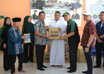 JALALUDDIN Alias (empat dari kiri) bersama Nadzim (tiga dari kanan) pada Majlis Pengimarahan Masjid Kariah Pantai di Seremban hari ini.UTUSAN/ZAKKINA WATI AHMAD TARMIZI
