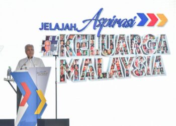 ISMAIL Sabri Yaakob berucap dalam Program Jelajah Aspirasi Keluarga Malaysia (AKM) Terengganu di Kompleks Sukan Gong Badak di Kuala Nerus hari ini.-PUQTRA HAIRRY ROSLI