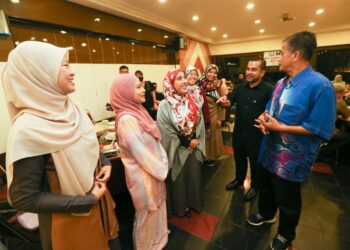 DR.ZAINI Hussin (kanan) beramah mesra dengan barisan hadapan yang terdiri dari doktor yang bertugas di PKRC, pada Majlis Makan Malam di Kota Bharu, semalam.- UTUSAN/ ROHANA MOHD.NAWI