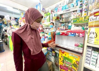 SALAH seorang pekerja farmasi 
menunjukkan bekas panadol yang kosong akibat kekurangan bekalan sejak setahun lalu di Kangar, Perlis hari ini.- UTUSAN/NAZLINA NADZARI