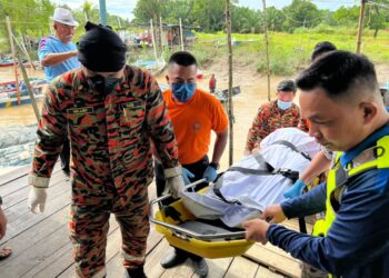 MAYAT Abu Bakar Mohammad yang ditemui lemas selepas bot dinaiki bersama rakannya terbalik di perairan Ayer Baloi, Pontian di sini.