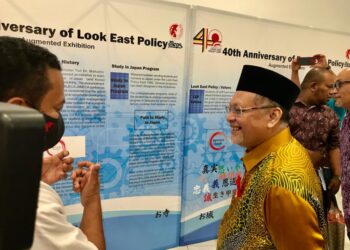 MOHD. Amar (kanan) melihat pameran berkaitan dasar pandang ke Timur di Festival Kelantan Jepun 2022 di Mydin Tunjong, Kota Bharu hari ini. -UTUSAN/ROSLIZA MOHAMED